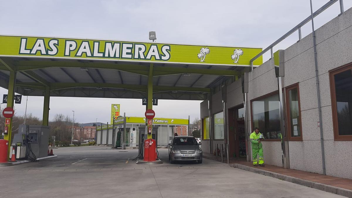 El exterior de la gasolinera Las Palmeras, en Pola de Siero.