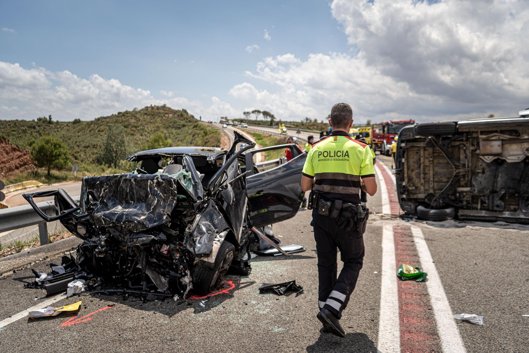 Moren dos ocupants d'un turisme en un accident a Castellfollit del Boix