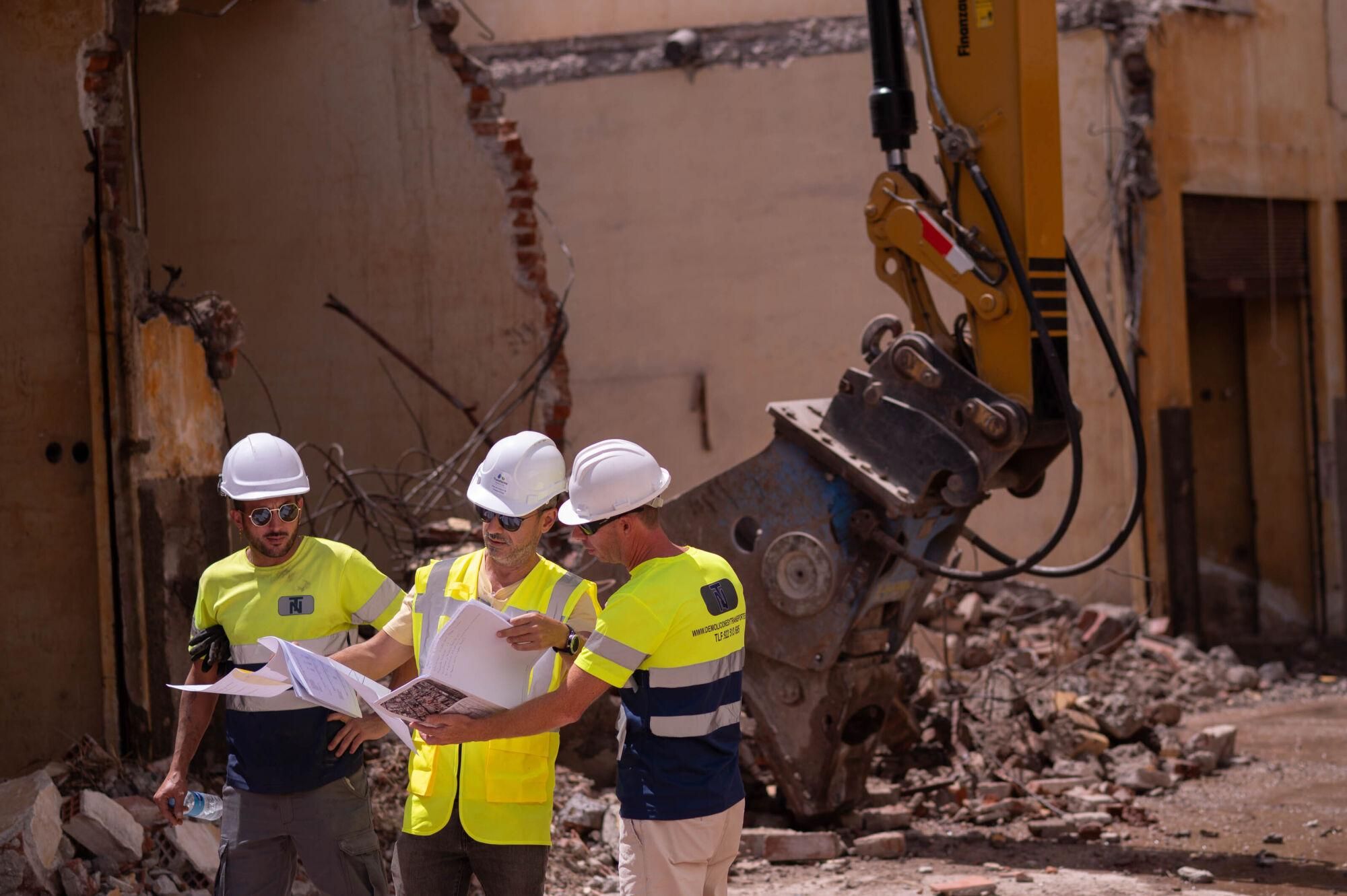Demolición de las antiguas cocheras de Santa Cruz de Tenerife para la construcción de un aparcamiento en El Toscal.