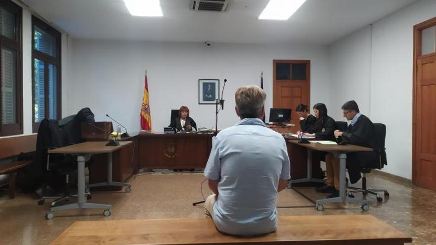 El acusado, ayer durante el juicio celebrado en un juzgado de lo penal de Palma.