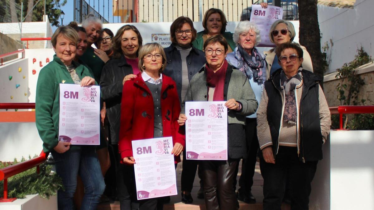 La concejala y las integrantes de la Associació de Dones