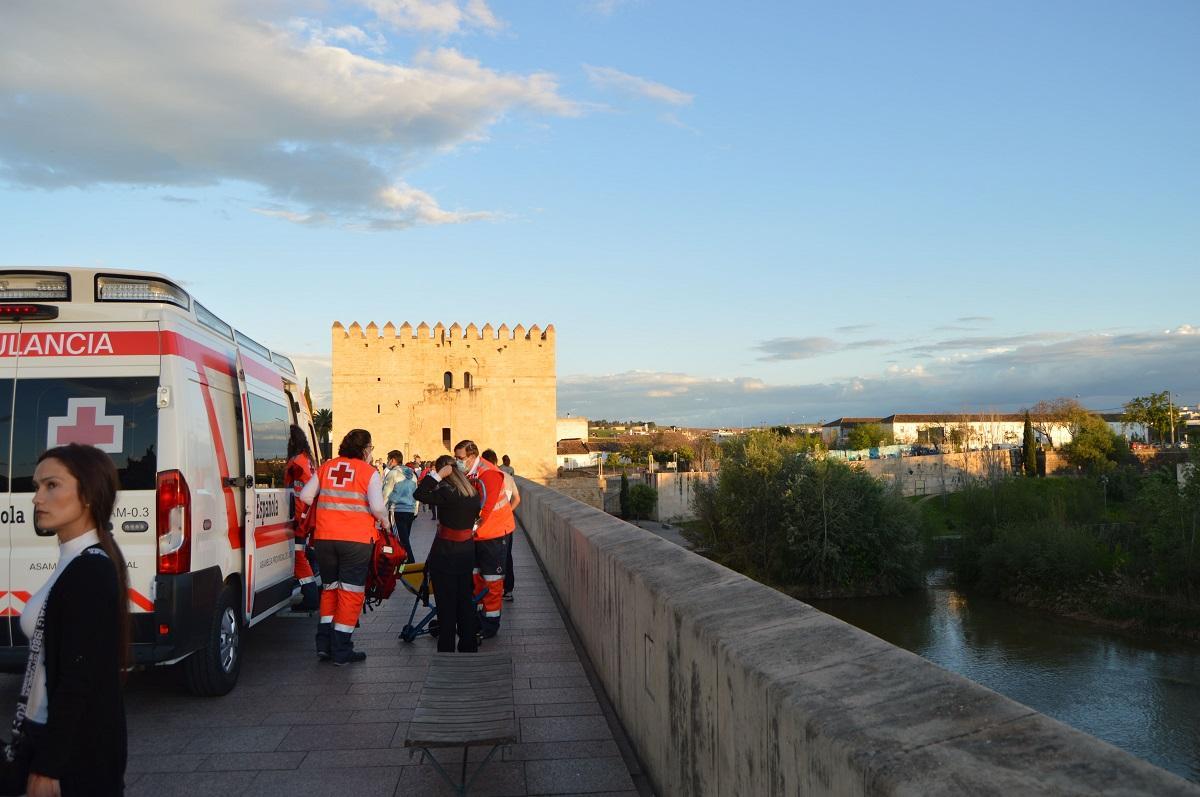 Una ambulancia de Cruz Roja en el Puente Romano, durante una intervención en la Semana Santa del 2022.