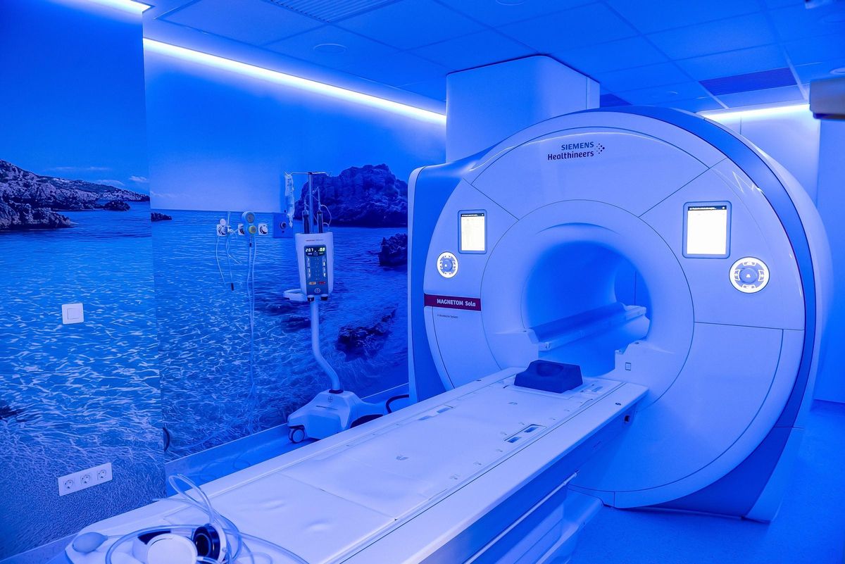 La sala de la RM MAGNETOM Sola, como las del resto de equipos, ofrecen tonos de color ambiental relajantes para hacer la prueba más llevadera.