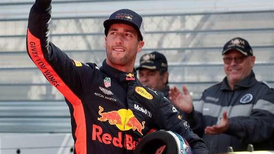 Ricciardo celebra la &quot;pole&quot; ayer.