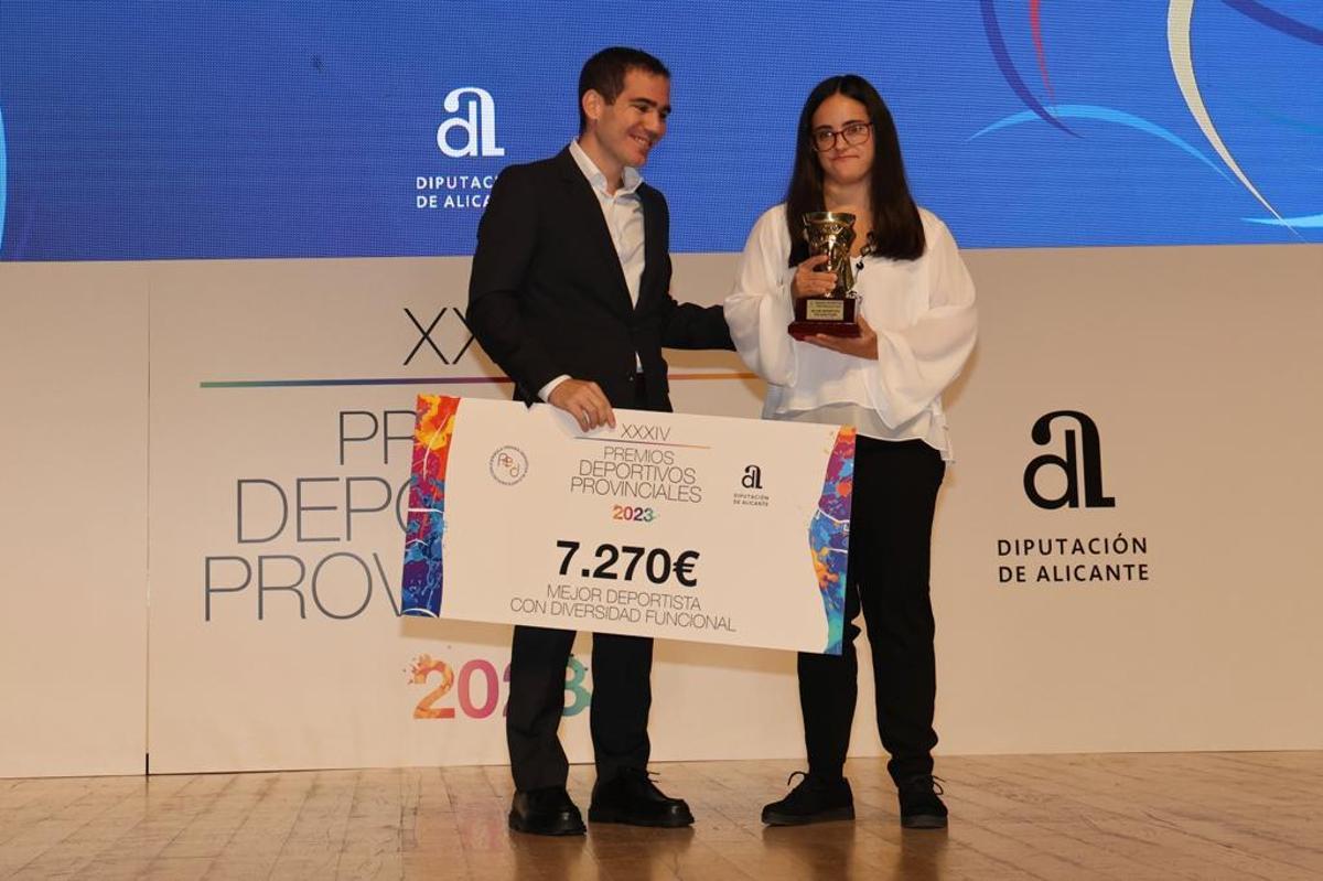 María Díez, con su premio como mejor deportista con discapacidad funcional