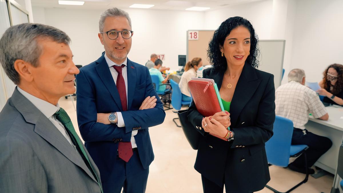 El conseller de Hacienda y Modelo Económico, Arcadi España, y la directora de la ATV, Sonia Díaz.