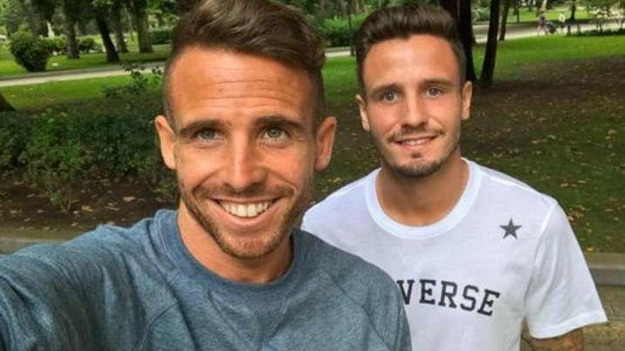 Aarón Ñíguez se hace una foto con su hermano Saúl, en Oviedo.