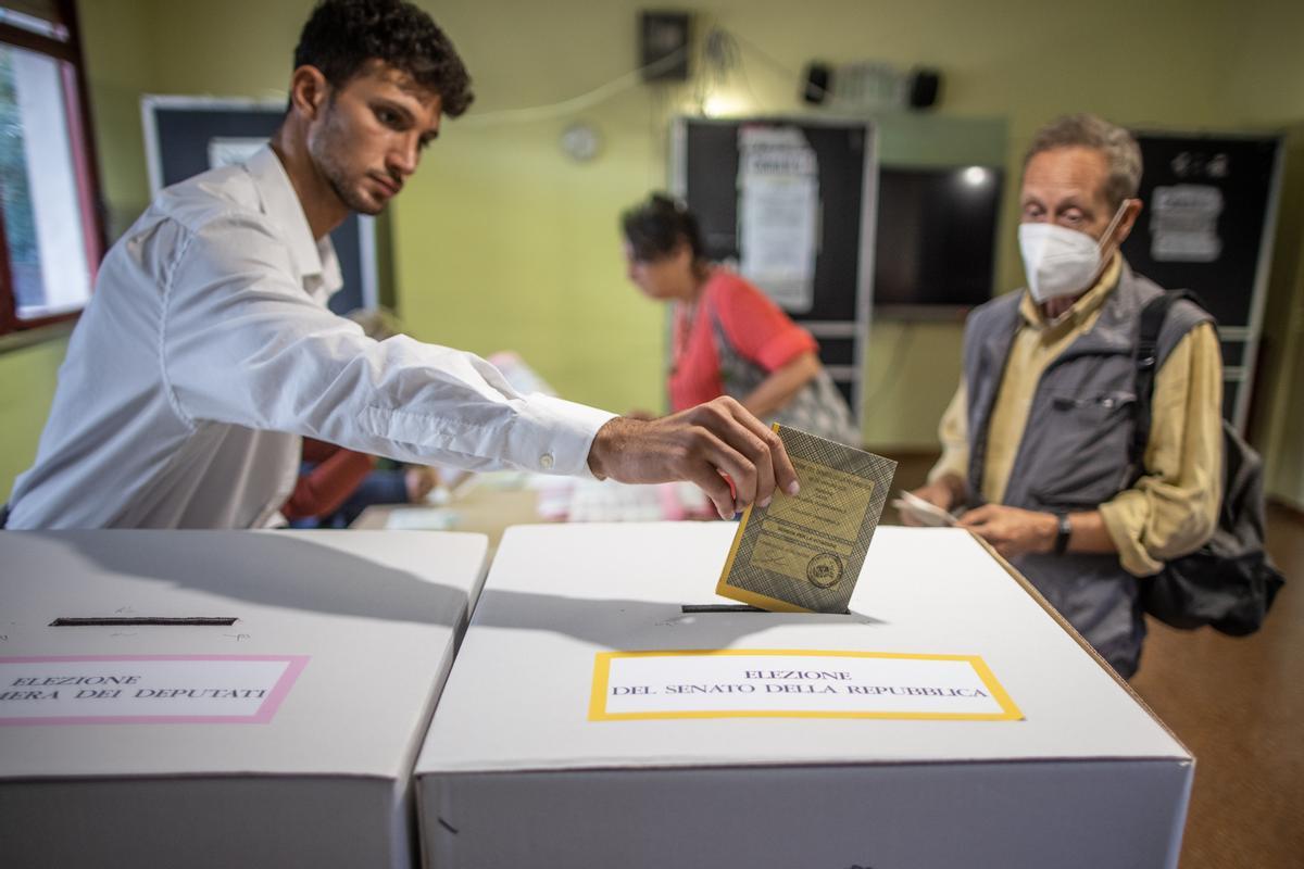 Un hombre emite su voto en una mesa electoral durante las elecciones parlamentarias italianas.