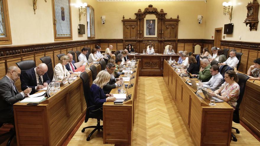 La defensa de la llingua enfrenta ya a Foro y PP con Vox en el primer Pleno del mandato con debate político