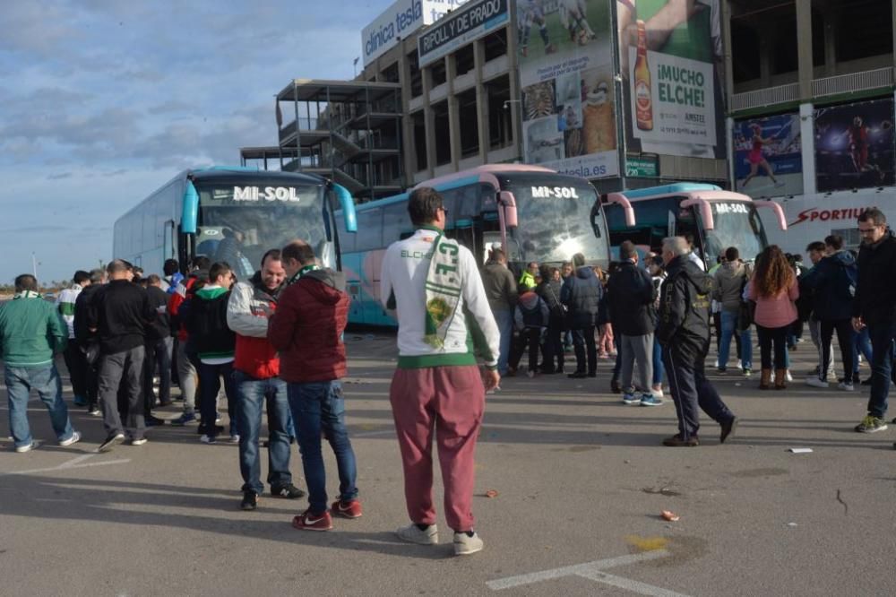 Los aficionados del Elche CF y del Hércules CF apoyan a su equipo antes del derbi