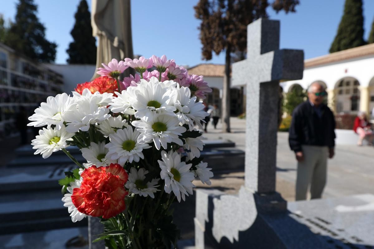 Cientos de cordobeses visitan los cementerios