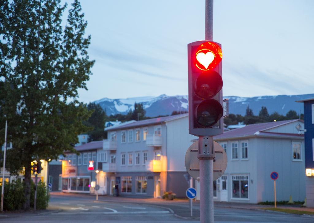 Semáforo con corazón en Akureyri, Islandia.