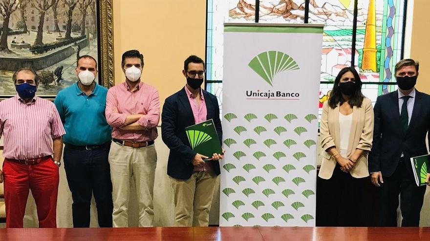 Foto de familia de la firma del convenio entre Unicaja Banco y ACIA.