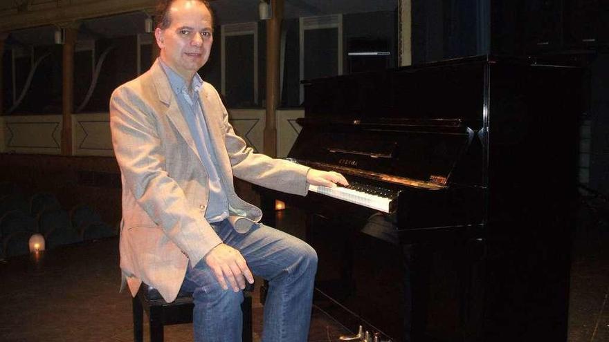 El director de orquesta toresano, Ángel del Palacio, posa junto a un piano en el Teatro Latorre.