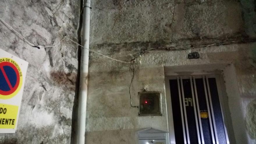 Cable conectado de manera irregular en el exterior de la vivienda incendiada.