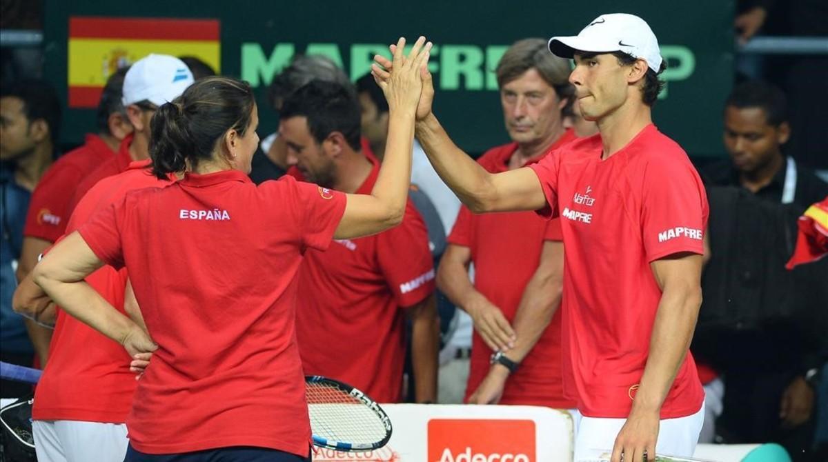 lmendiola35583150 spain s rafael nadal  r  celebrates with team captain conchi160922152551