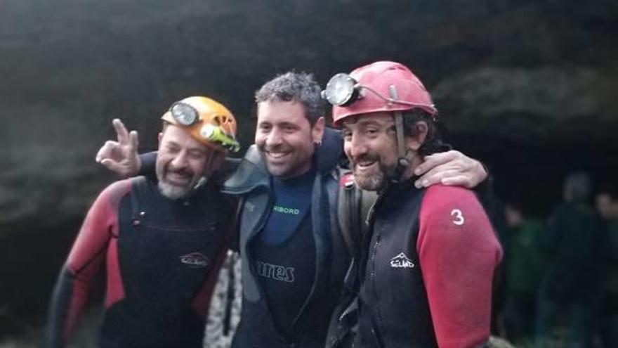 Los tres espeleólogos valencianos tras ser rescatados ayer de la Cueva Obriga.