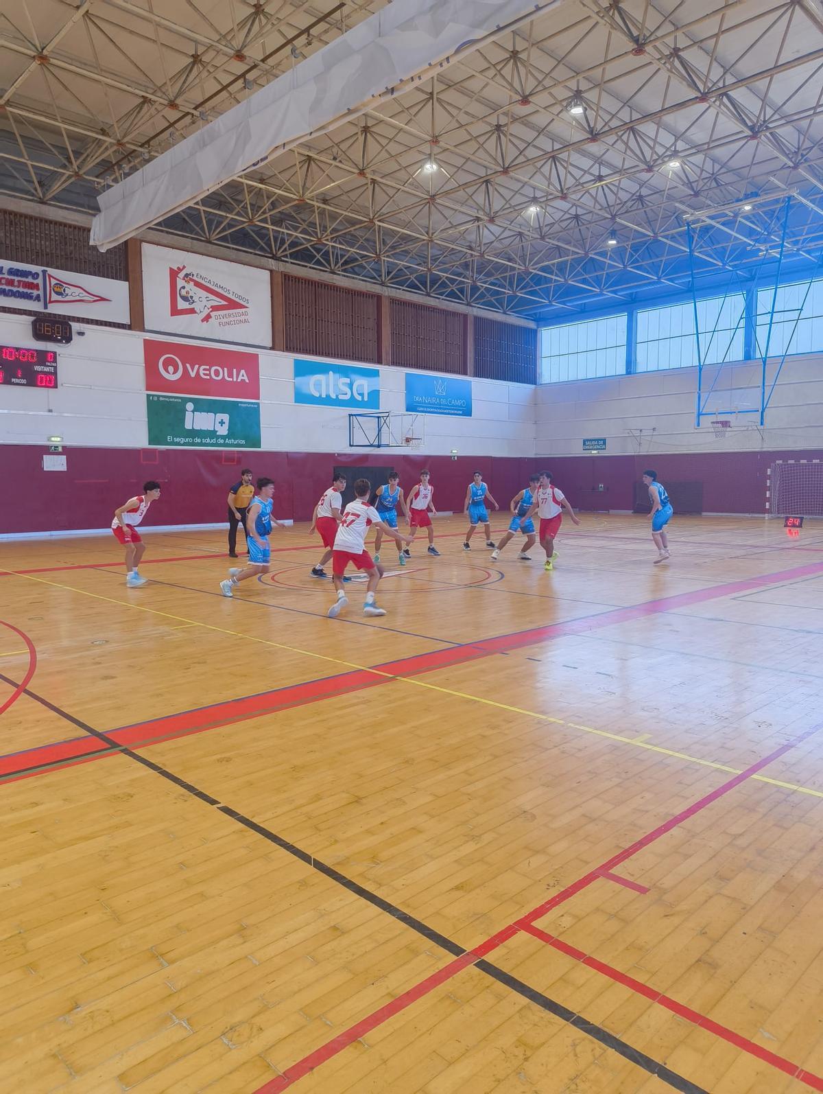 Un momento del partido del junior masculino en Gijón.