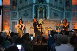 El mágico regreso de Carlos Núñez a la iglesia de Bueu