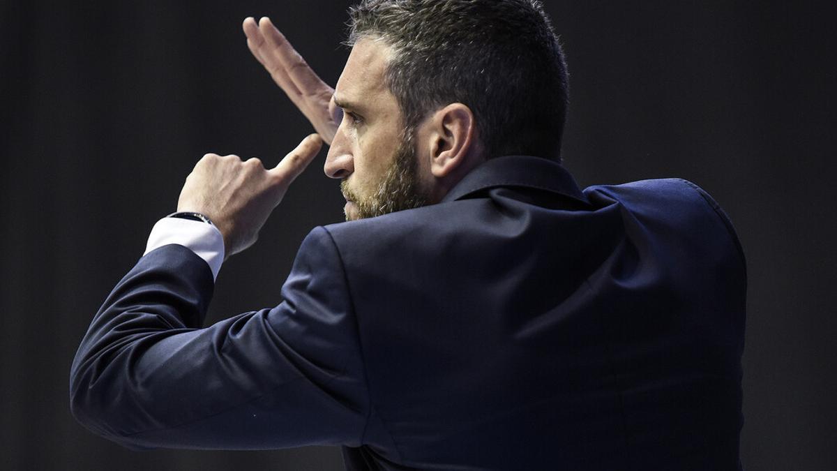 Ibon Navarro pide un tiempo muerto.