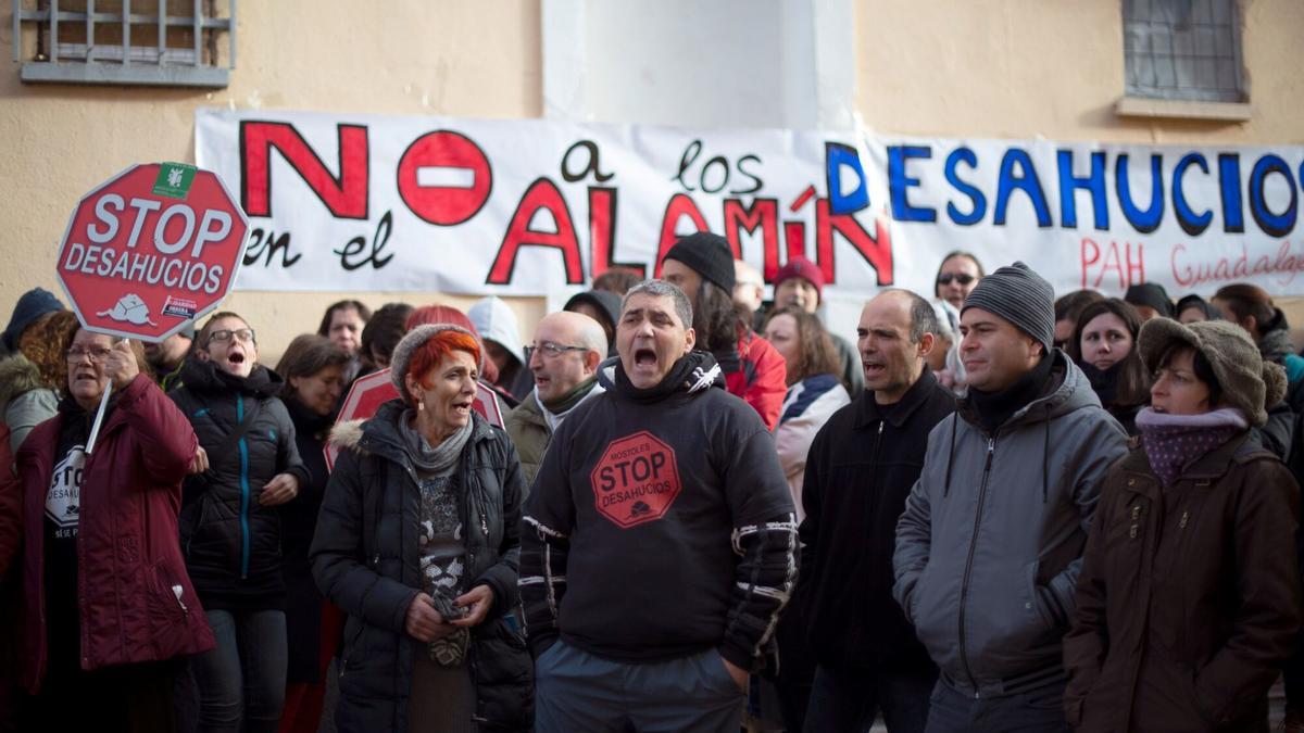 Imagen de archivo de miembros de las Plataformas Stop Desahucios y Afectados por la Hipoteca de Guadalajara.