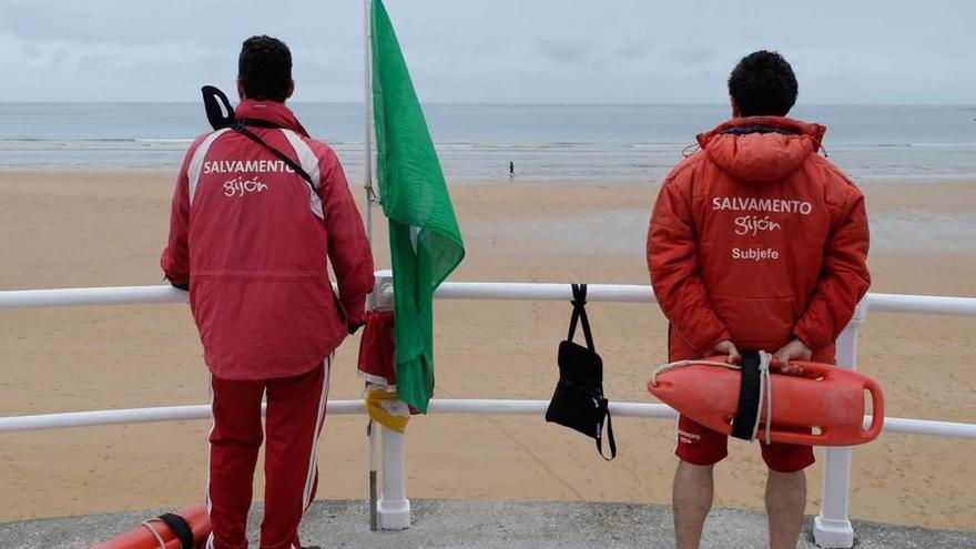 Socorristas vigilando en la playa de San Lorenzo.