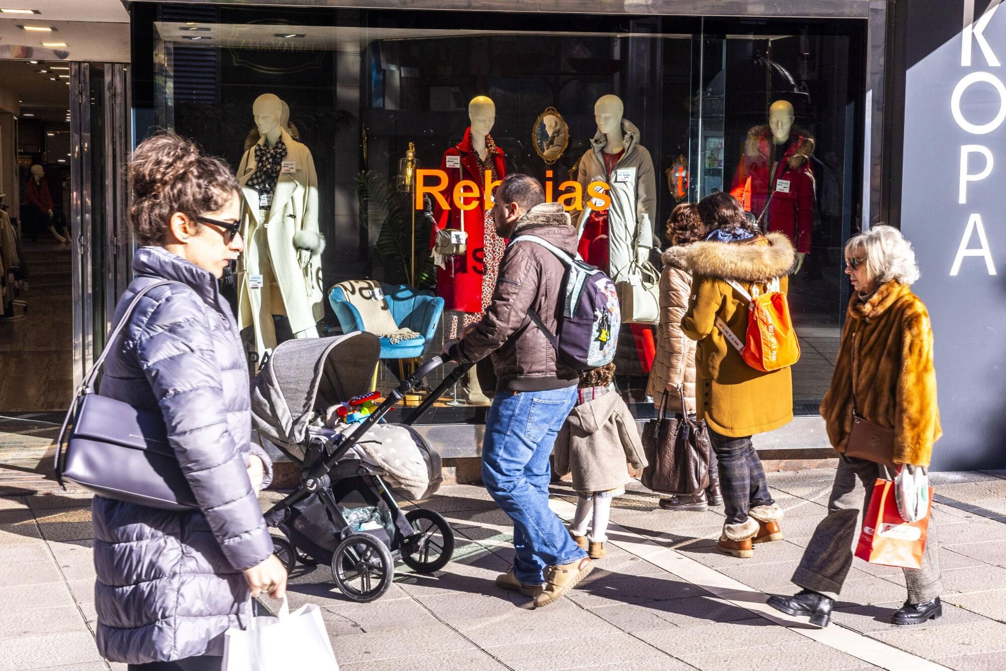 EN IMÁGENES: El  tiempo gélido anima las rebajas en Oviedo