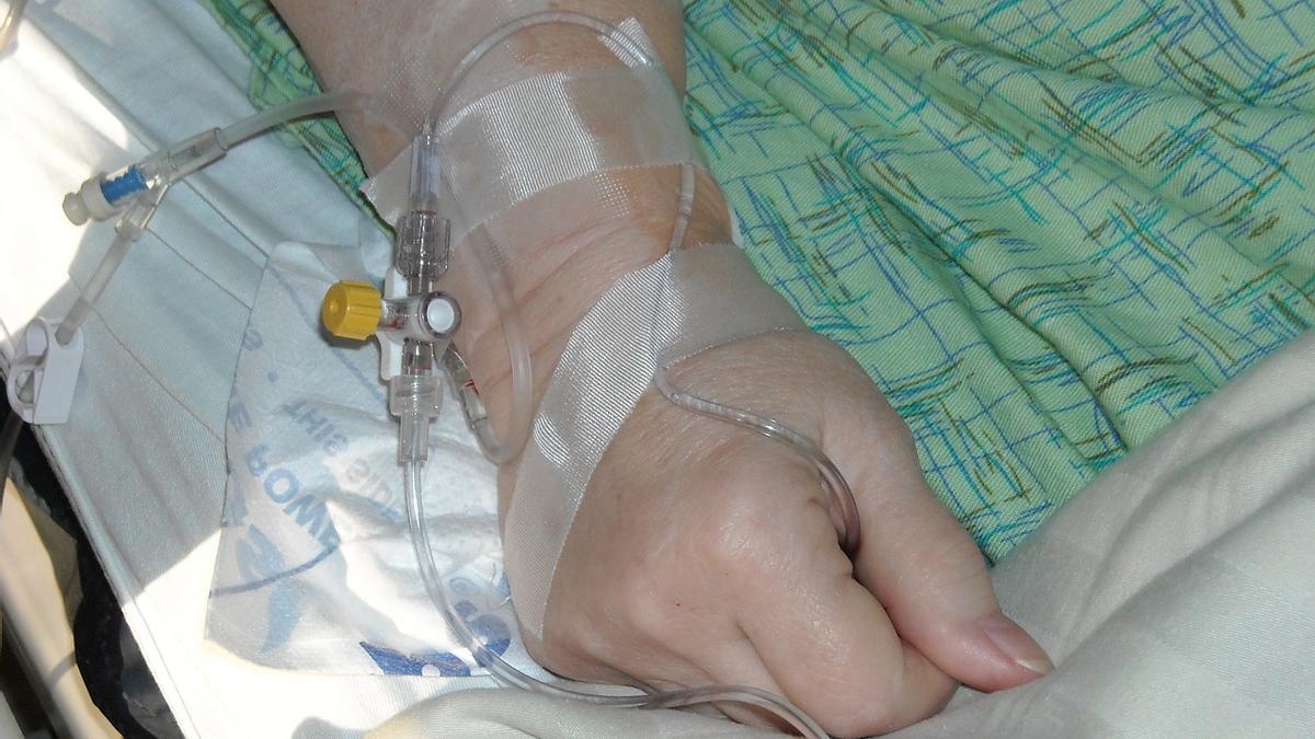 Una pacient rebent un fàrmac per via intravenosa