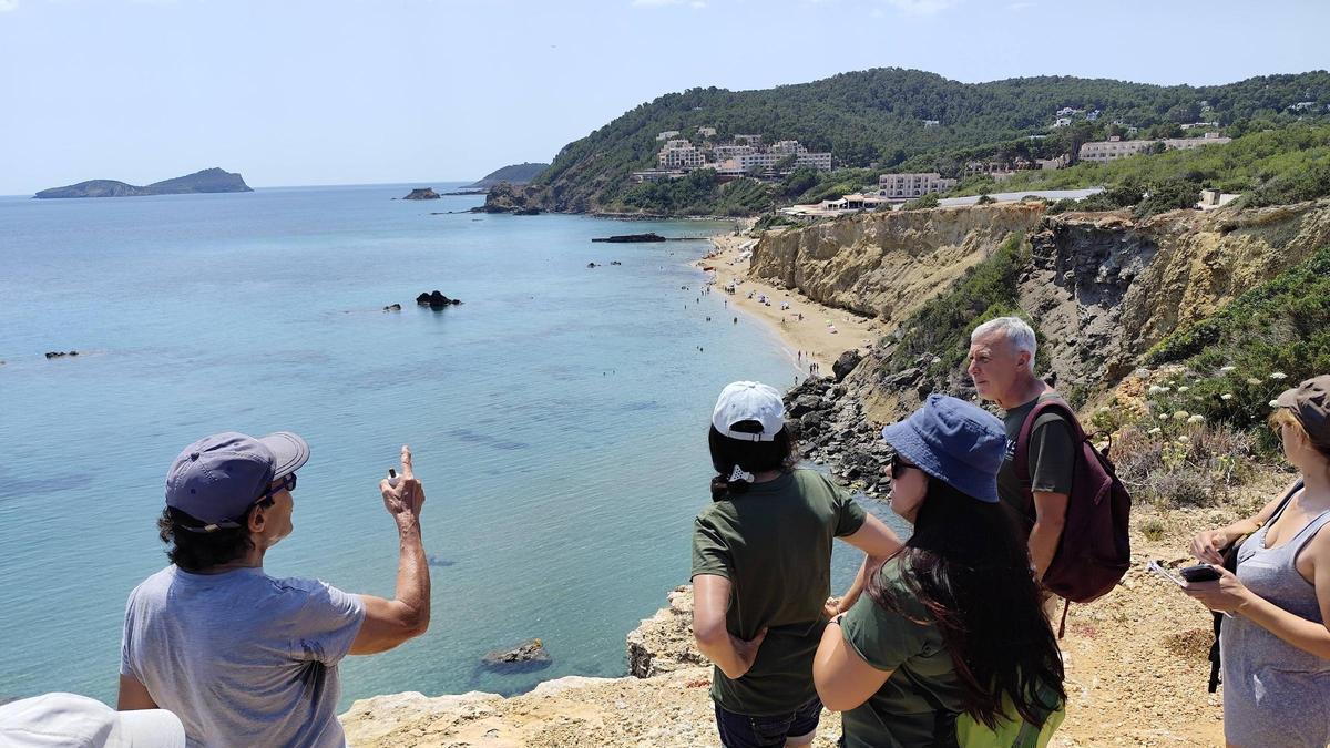 Luis Alberto Tostón señala la playa de es Figueral desde lo alto del acantilado.