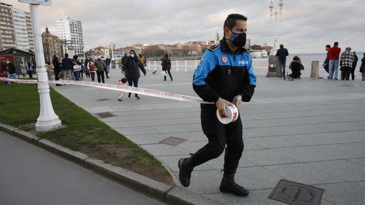 Un agente de la Policía Local precinta el paseo del Muro.