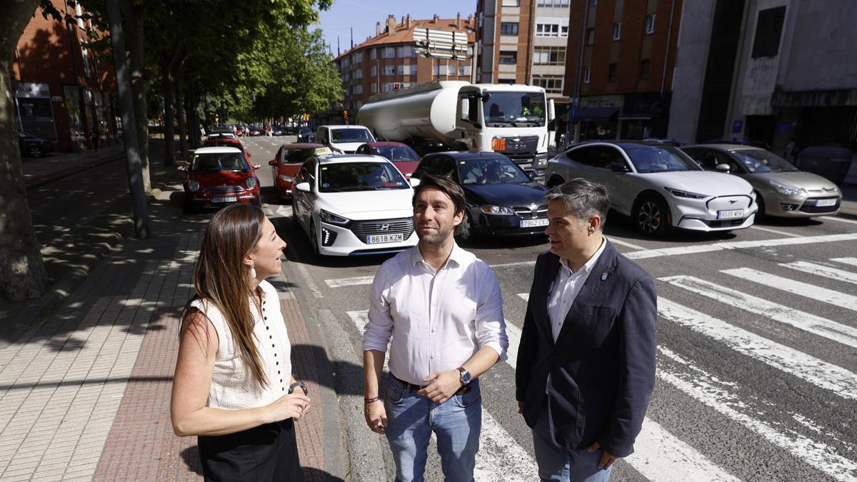 Por la izquierda, Ángela Pumariega, Andrés Ruiz y Pedro de Rueda