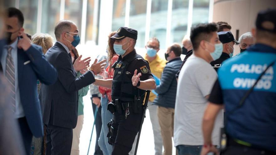 Policías locales y nacionales durante la evacuación.