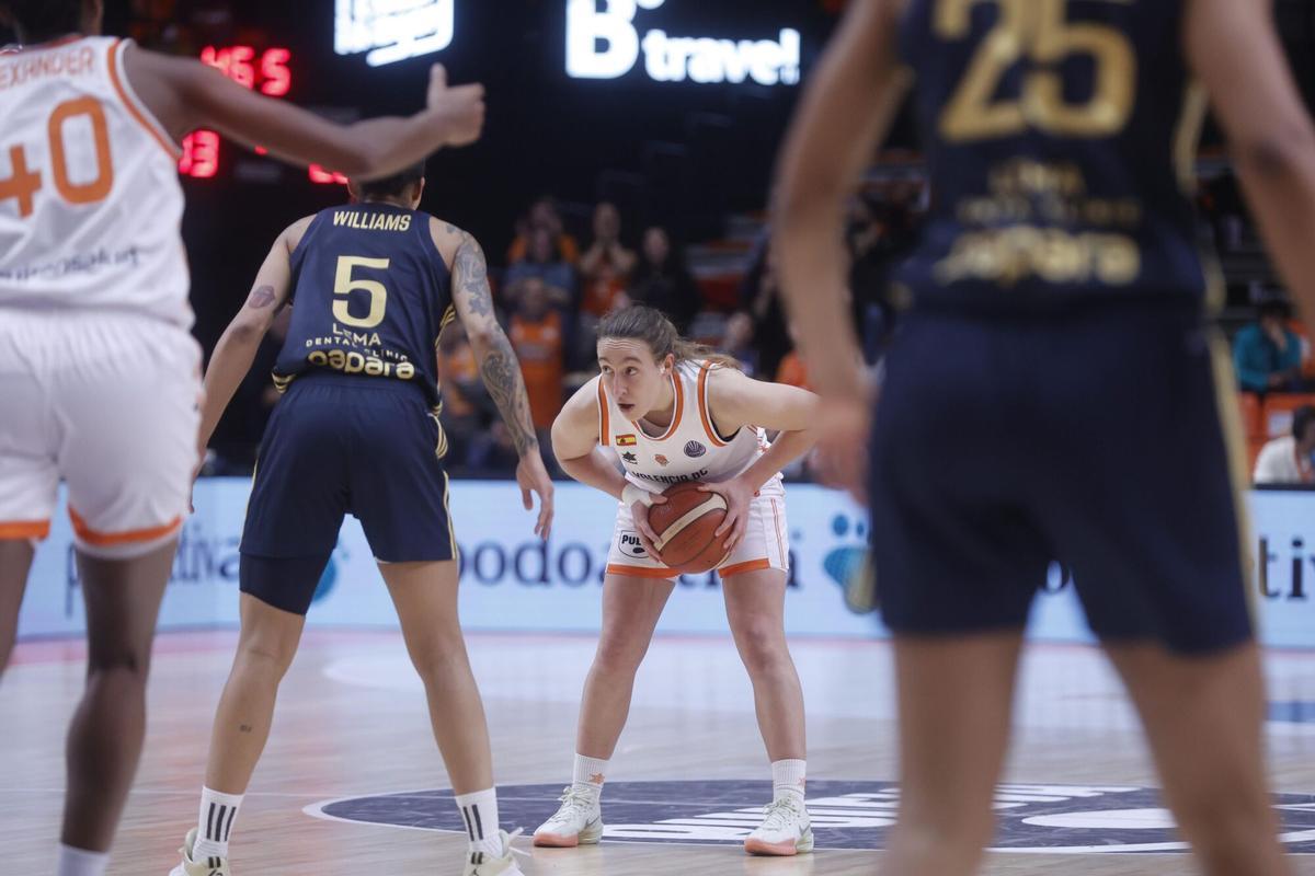 Alicia Flórez, que alterna el primer equipo con el filial, fue la mejor de Valencia Basket ante todo un Fenerbahce. Con 17 puntos fue la máxima anotadora taronja //GERMÁN CABALLERO