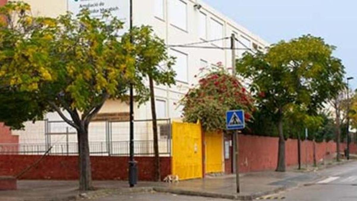 Fachada del IES Isidor Macabich.