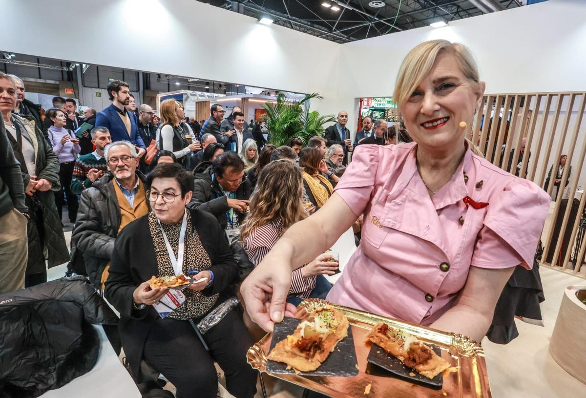 La divulgadora culinaria eldense Consu Rico ha ofrecido un show de cocina en Fitur.