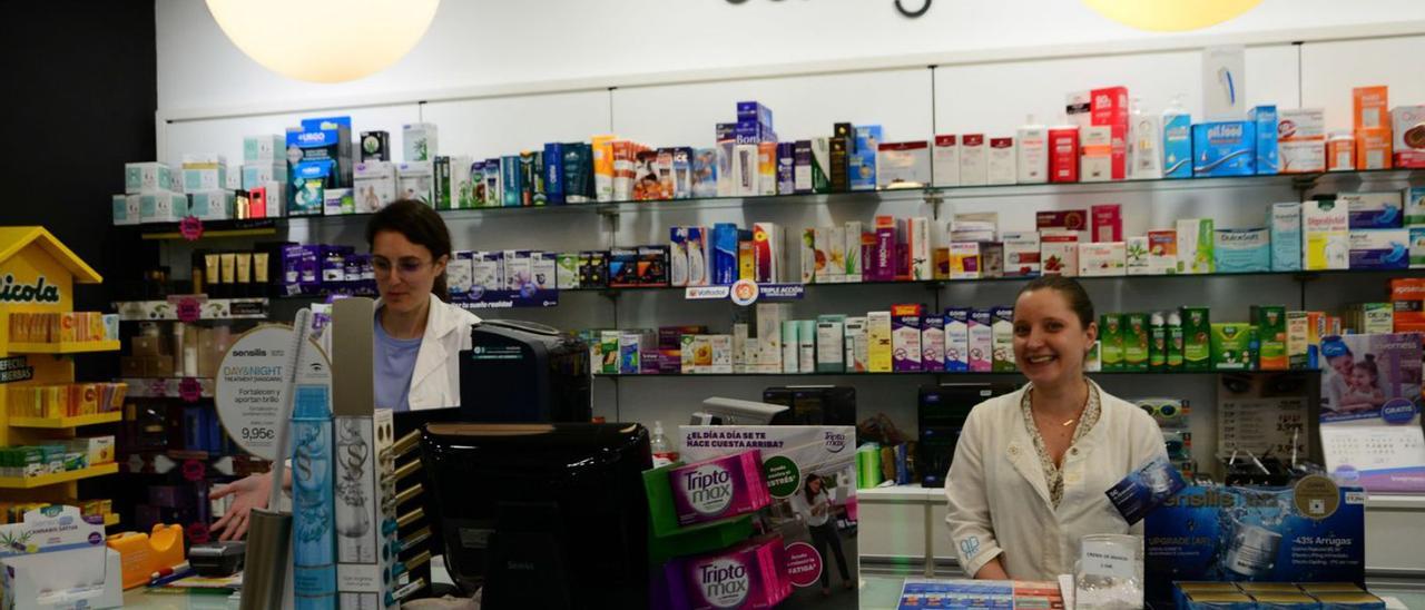 Primer día en el que las empleadas de la farmacia pueden trabajar sin mascarilla.   | // G. NÚÑEZ