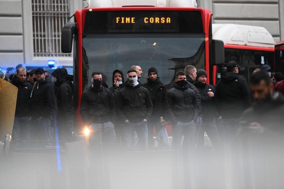 Las imágenes más impactantes de la brutal batalla campal en el centro de Nápoles