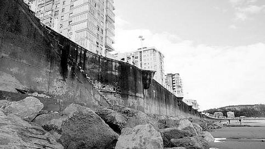 Aspecto que presentaba ayer la playa a la altura de los Gauzones, donde los vecinos advierten de filtraciones de agua.