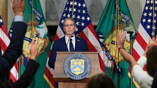 El secretari del Tresor dels EUA, Scott Bessent, en la presentació de la campanya de pressió contra l’Iran, ahir. | CHIP SOMODEVILLA/ AFP
