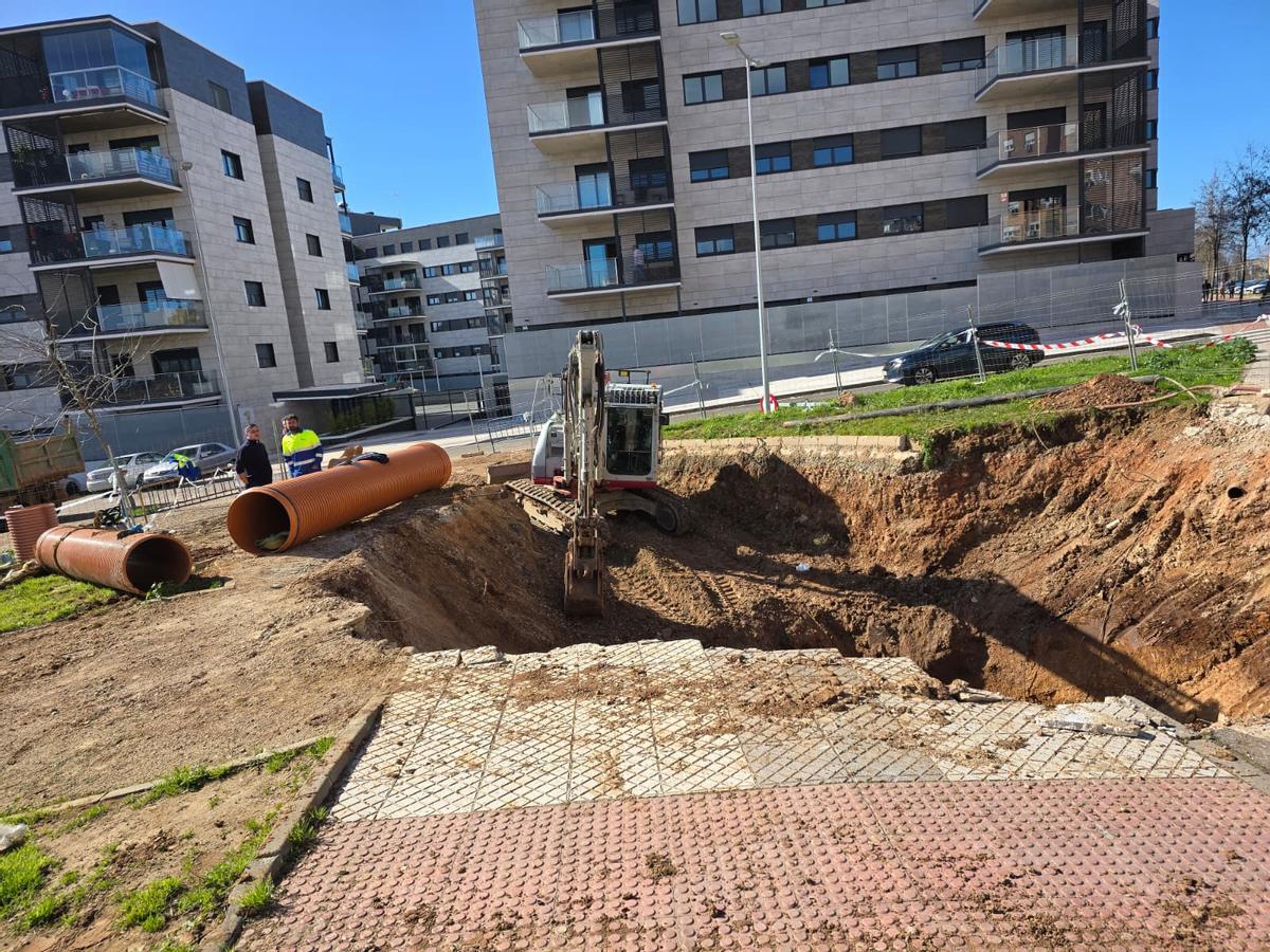 Socavón junto al puente de Palmas de Badajoz.