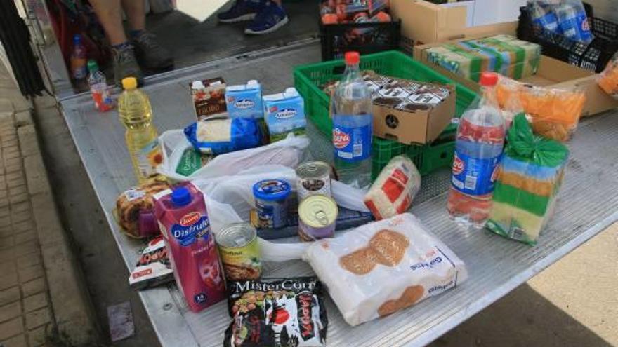 Alimentos que se entregaban ayer a las familias.