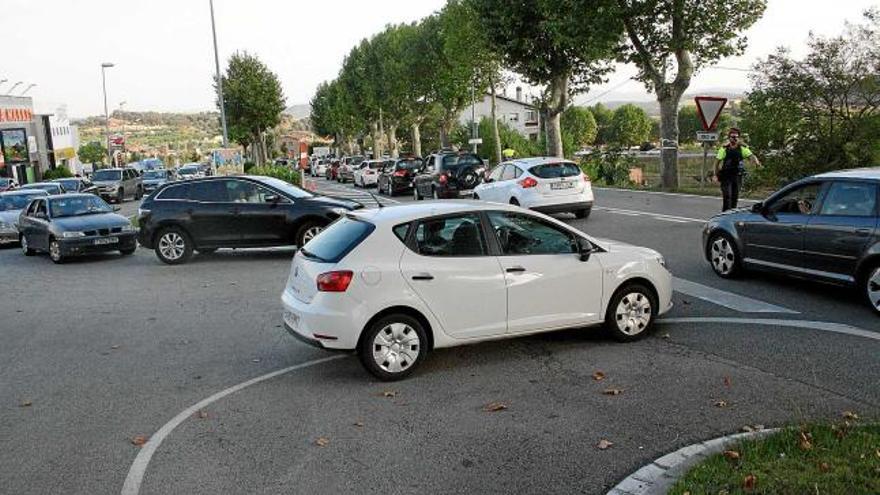 La rotonda sud de Berga amb centenars de cotxes intentant sortir de la ciutat, poc després de les 6 de la tarda