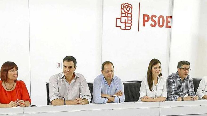 Pedro Sánchez, segon per l&#039;esquerra, ahir a l&#039;executiva del PSOE