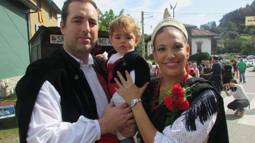 En la imagen de la izquierda, Luis Manuel Veloso, junto a su esposa, Leticia Pedrayes, y el hijo de ambos. A la derecha, Lilian, Noemí e Iris Pérez del Campo, junto a la pequeña Abril Díaz Pérez.