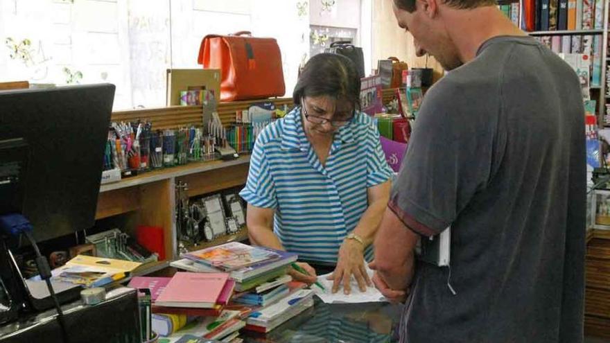Un hombre adquiere material escolar en una librería.