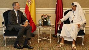 Felipe VI, junto al emir de Qatar, este jueves.