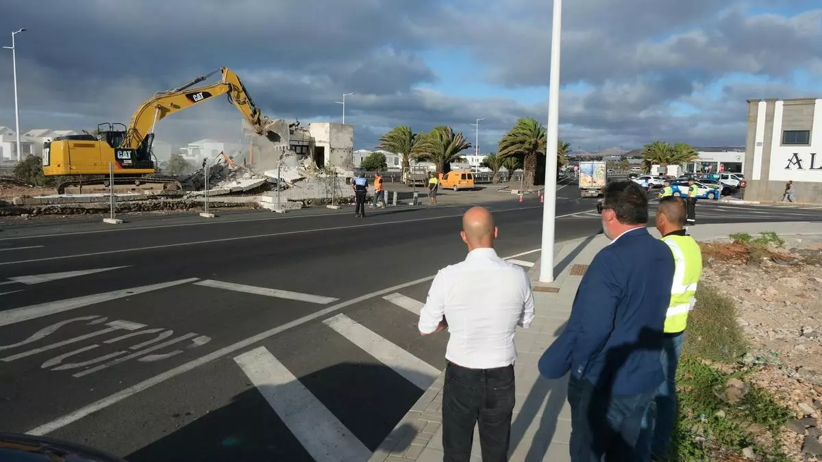 San Bartolomé derriba la antigua discoteca Maui en Playa Honda