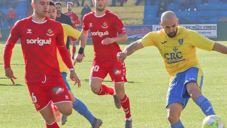 Chechu Flores dispara en el Orihuela-Tarragona de la pasada temporada.