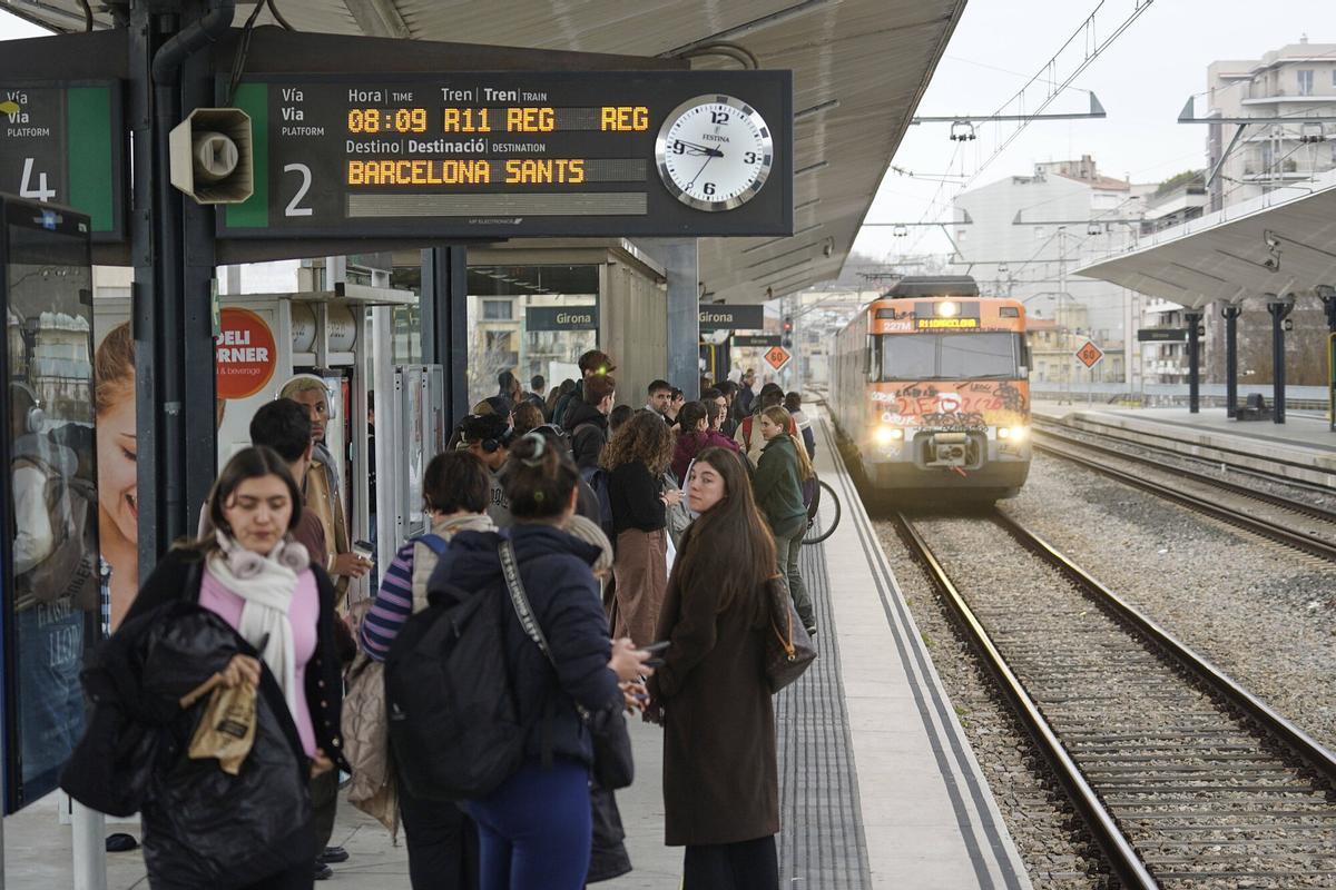 Les imatges de l'estació de Rodalies en un nou dia de caos al servei