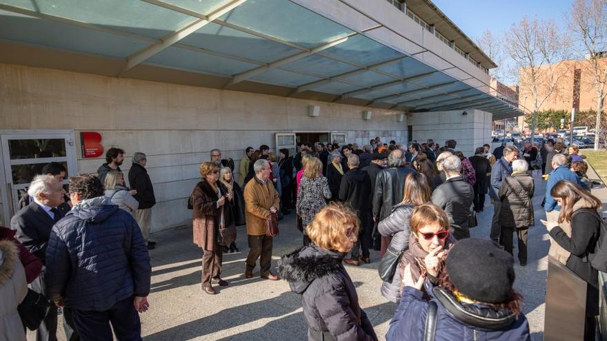 Cientos de personas, en el funeral de Isabel-Clara Simó.